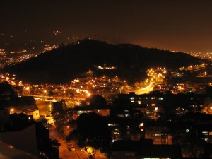 Cerro_el_Volador_de_Noche-Medellin