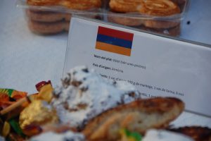 plat ARmènia amb bandera