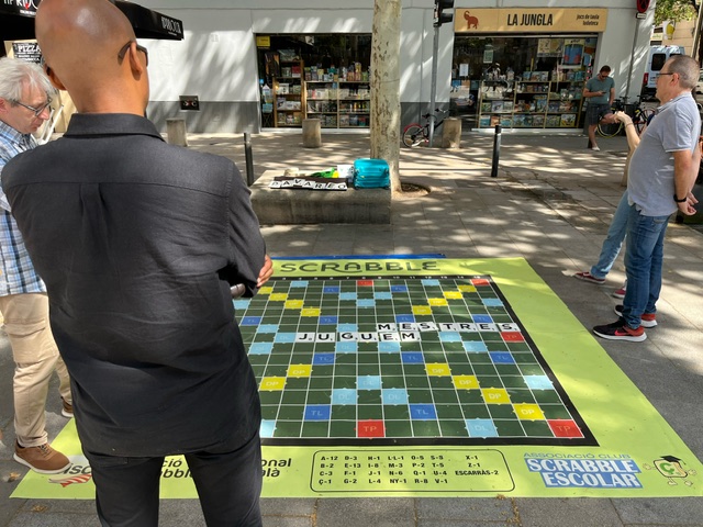Scrabble a la plaça per al Dia internacional del joc « Connectats a ...